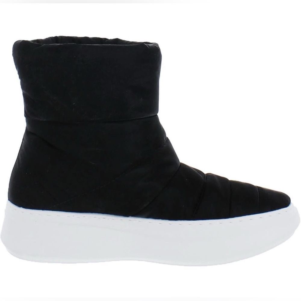 Gentle Souls by Kenneth Cole Rosette Puff Boots 7 NWOB Black Nylon Platform Cozy